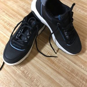 Sketchers tennis shoes
